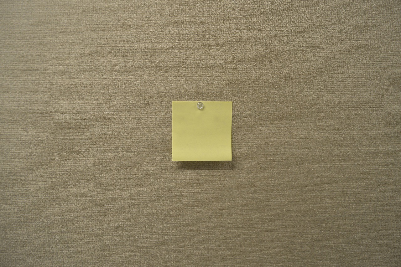 Yellow post it note on bulleting board